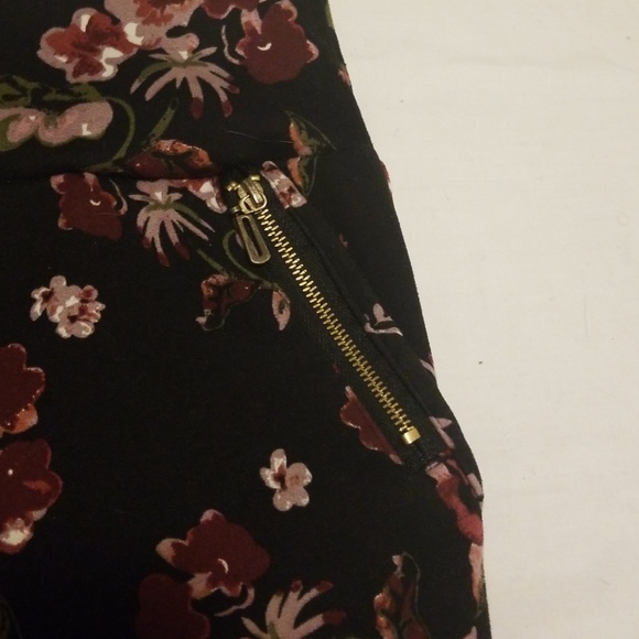 Soft Floral Printed Pants - Picture 4 of 4